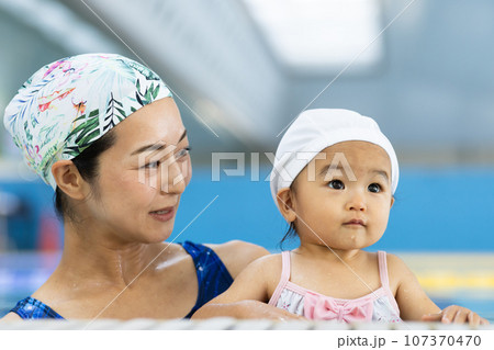 ベイビースイムを楽しむ親子 107370470