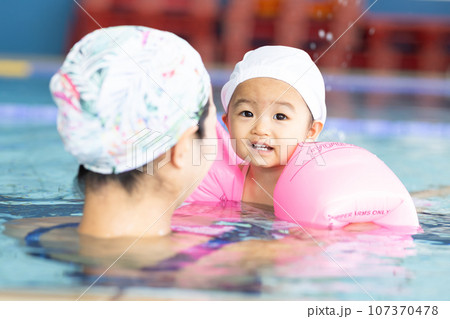 ベイビースイムを楽しむ親子 107370478