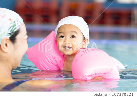 ベイビースイムを楽しむ親子 107370521