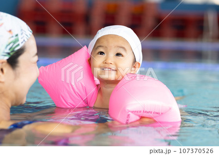 ベイビースイムを楽しむ親子 ベイビースイムを楽しむ親子 107370526