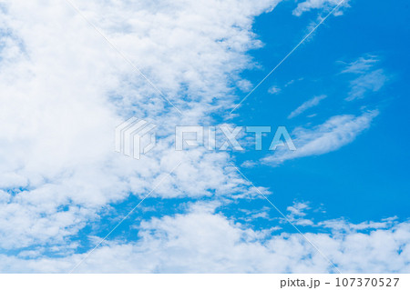 雲が流れる晴れの日の青空 107370527