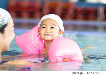 ベイビースイムを楽しむ親子 107370528