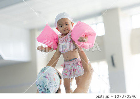 ベイビースイムを楽しむ親子 ベイビースイムを楽しむ親子 107370546