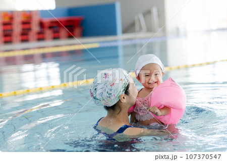 ベイビースイムを楽しむ親子 ベイビースイムを楽しむ親子 107370547