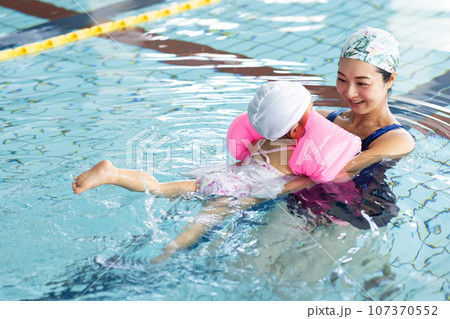 ベイビースイムを楽しむ親子 ベイビースイムを楽しむ親子 107370552