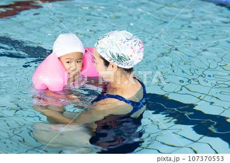 ベイビースイムを楽しむ親子 107370553