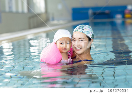 ベイビースイムを楽しむ親子 107370554