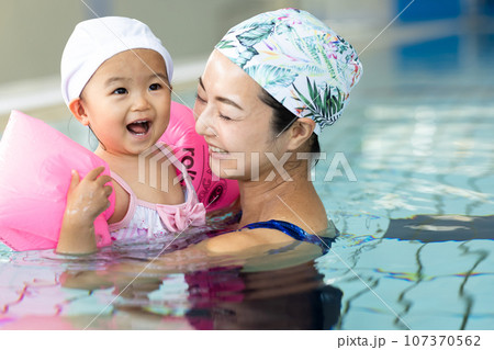 ベイビースイムを楽しむ親子 107370562