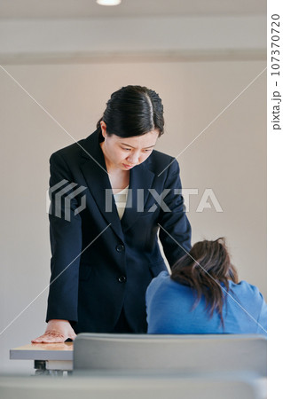 女の子を叱る女性の教師 女の子を叱る女性の教師 107370720