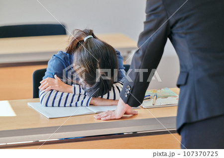 先生に怒られて泣き出す小学生の女の子 先生に怒られて泣き出す小学生の女の子 107370725