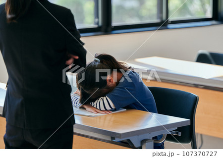 先生に怒られて泣き出す小学生の女の子 先生に怒られて泣き出す小学生の女の子 107370727