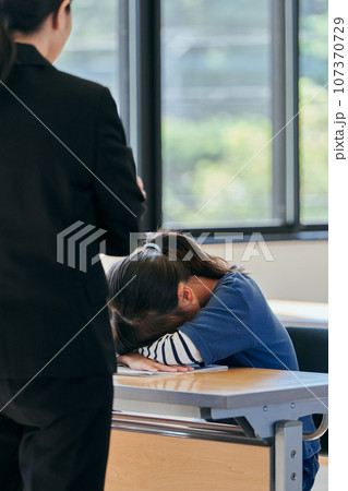 先生に怒られて泣き出す小学生の女の子 先生に怒られて泣き出す小学生の女の子 107370729