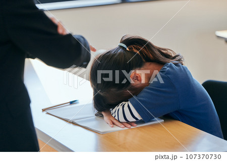 先生に怒られて泣き出す小学生の女の子 先生に怒られて泣き出す小学生の女の子 107370730