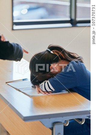先生に怒られて泣き出す小学生の女の子 先生に怒られて泣き出す小学生の女の子 107370731