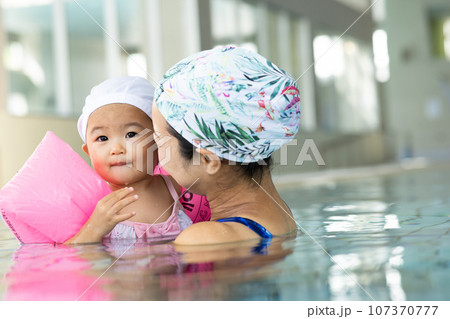 ベイビースイムを楽しむ親子 107370777