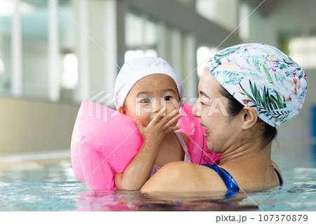 ベイビースイムを楽しむ親子 107370879