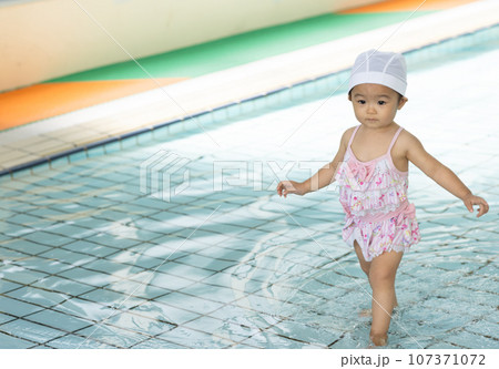 プールで遊ぶ1才のかわいい女の子 プールで遊ぶ1才のかわいい女の子 107371072