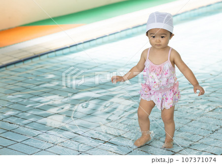 プールで遊ぶ1才のかわいい女の子 107371074