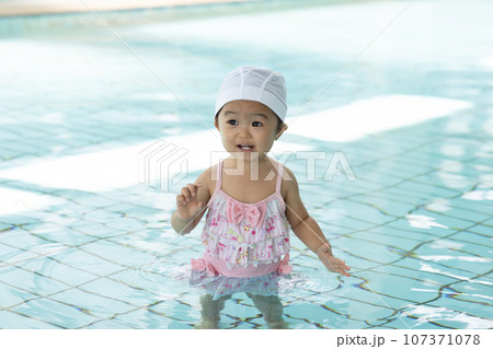 プールで遊ぶ1才のかわいい女の子 107371078