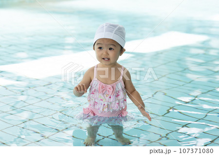 プールで遊ぶ1才のかわいい女の子 プールで遊ぶ1才のかわいい女の子 107371080