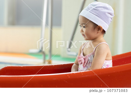 プールで遊ぶ1才のかわいい女の子 プールで遊ぶ1才のかわいい女の子 107371083