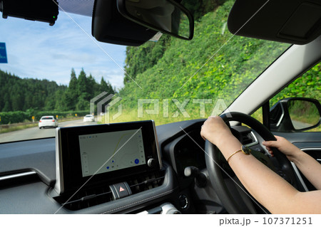 曲がり道を運転する女性ドライバー 曲がり道を運転する女性ドライバー 107371251