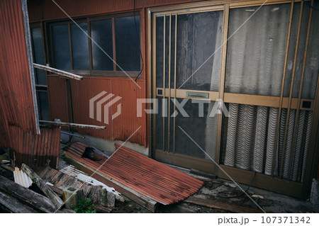 空き家となり廃墟化した家屋 空き家となり廃墟化した家屋 107371342