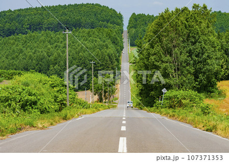 ジェットコースターのようなアップダウンまっすぐな道（就実の丘） 107371353