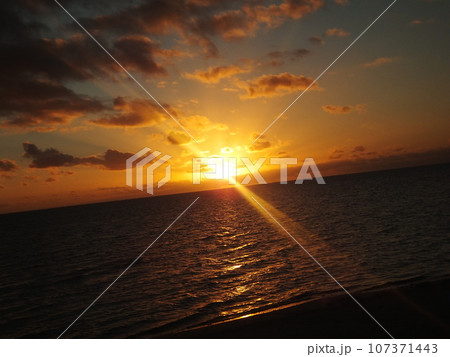 ボラボラ島の夕日 107371443