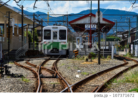 日本の駅風景　駅に停止中の電車 107371672
