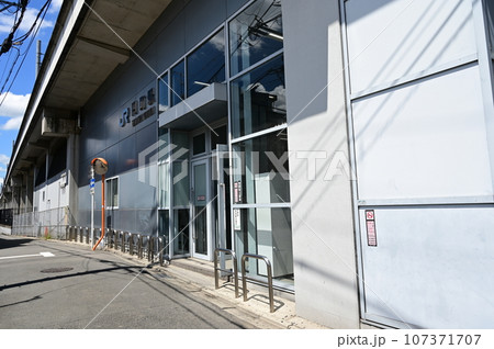 山陰本線・円町駅の駅舎 山陰本線・円町駅の駅舎 107371707