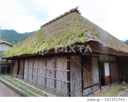 長岡家住宅、秘境のまち三好市山村の落合集落にある重要伝統的建造物群保存地区の茅葺屋根の伝統的建造物 長岡家住宅、秘境のまち三好市山村の落合集落にある重要伝統的建造物群保存地区の茅葺屋根の伝統的建造物 107371743