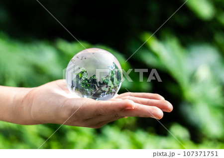ガラス玉に映る新緑 ガラス玉に映る新緑 107371751