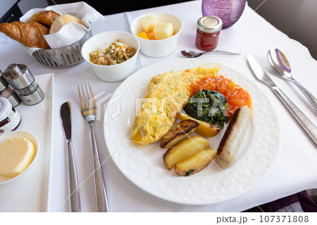 美味しいビジネスクラスの機内食の朝食 美味しいビジネスクラスの機内食の朝食 107371808