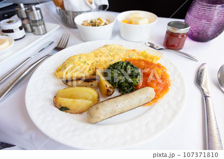 美味しいビジネスクラスの機内食の朝食 107371810