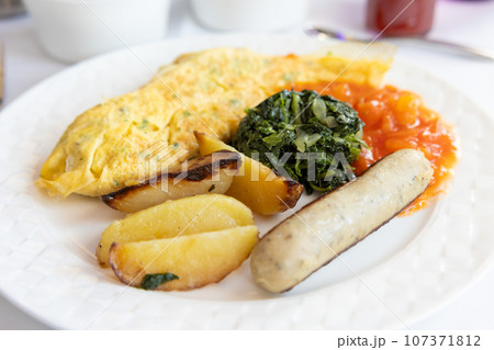 美味しいビジネスクラスの機内食の朝食 107371812
