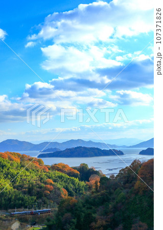 ローカル線が走る瀬戸内風景 107371826