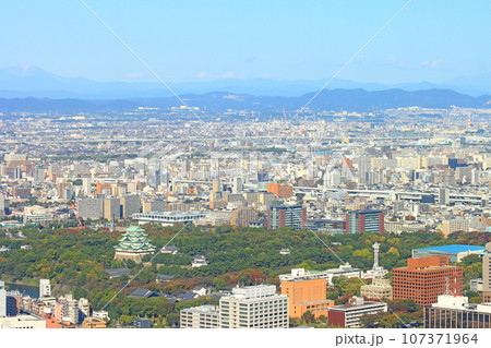 名古屋市、多くの高層ビルが立ち並ぶ名古屋城周辺の風景 名古屋市、多くの高層ビルが立ち並ぶ名古屋城周辺の風景 107371964