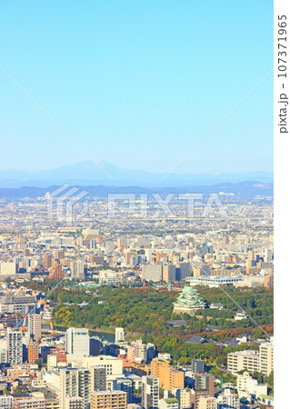 名古屋市、多くの高層ビルが立ち並ぶ名古屋城周辺の風景 107371965