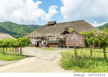 福島県南会津郡　晴天の大内宿町並み展示館 107372252