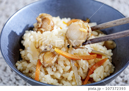 鍋で炊いたホカホカ帆立と根菜の炊き込みご飯 107372393