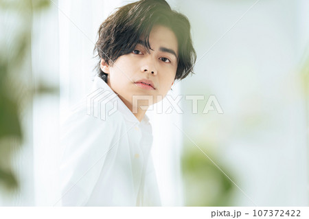 クールな若い日本人男性のポートレート 美容 スキンケア メンズコスメ クールな若い日本人男性のポートレート 美容 スキンケア メンズコスメ 107372422