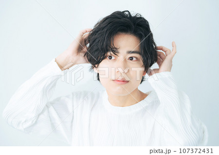 ヘアスタイルを整える若い日本人男性　美容　スキンケア　メンズコスメ 107372431