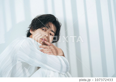 クールな若い日本人男性のポートレート　美容　スキンケア　メンズコスメ 107372433