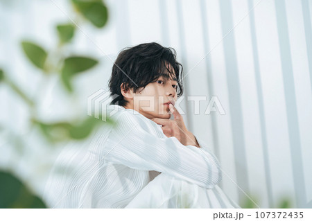 クールな若い日本人男性のポートレート　美容　スキンケア　メンズコスメ 107372435