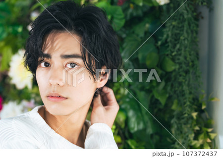 植物に囲まれた若い日本人男性のポートレート 美容 スキンケア メンズコスメ 植物に囲まれた若い日本人男性のポートレート 美容 スキンケア メンズコスメ 107372437