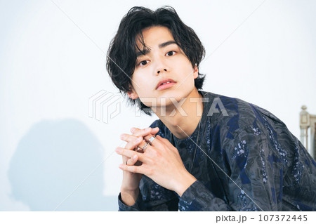 クールな若い日本人男性のポートレート 美容 スキンケア メンズコスメ クールな若い日本人男性のポートレート 美容 スキンケア メンズコスメ 107372445