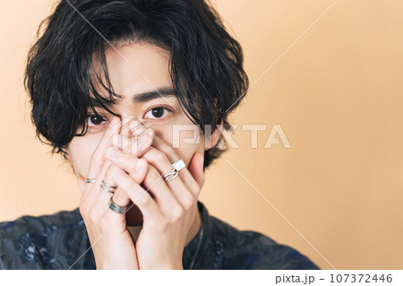 アクセサリーをつけた若い日本人男性のポートレート 美容 スキンケア メンズコスメ アクセサリーをつけた若い日本人男性のポートレート 美容 スキンケア メンズコスメ 107372446