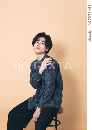 日本人男性のファッションポートレート　美容　スキンケア　メンズコスメ 107372448