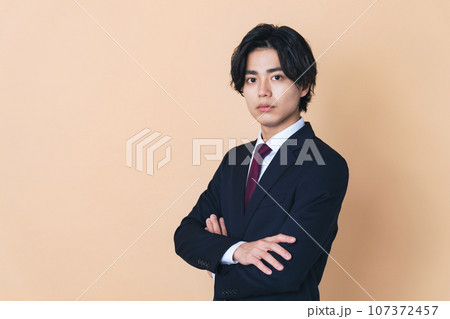 スーツを着た若いビジネスマンのポートレート 107372457